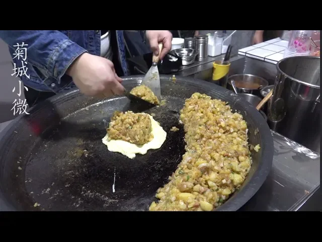 95后小夫妻用土豆做稀罕小吃,加一个鸡蛋卖8块,外国朋友最爱吃